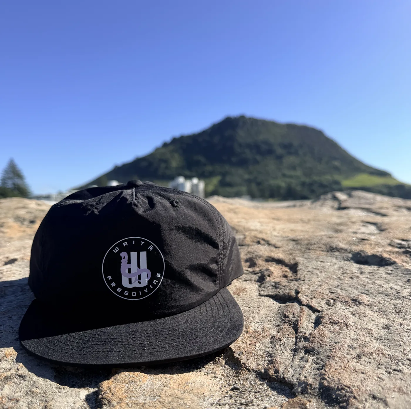 Waitā pōtae wāhine in pango